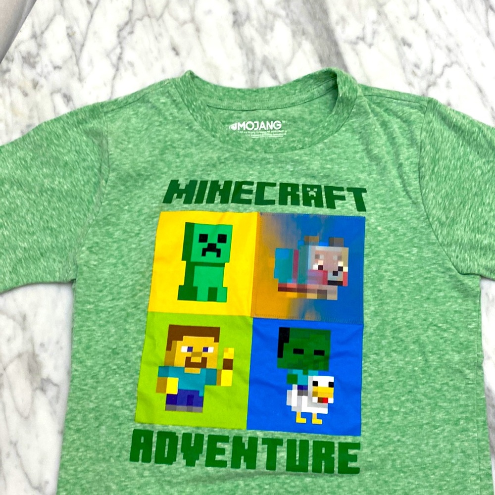 NWOT Mojang, Minecraft green heathered T w/holographic panel. Size 8-10 m
